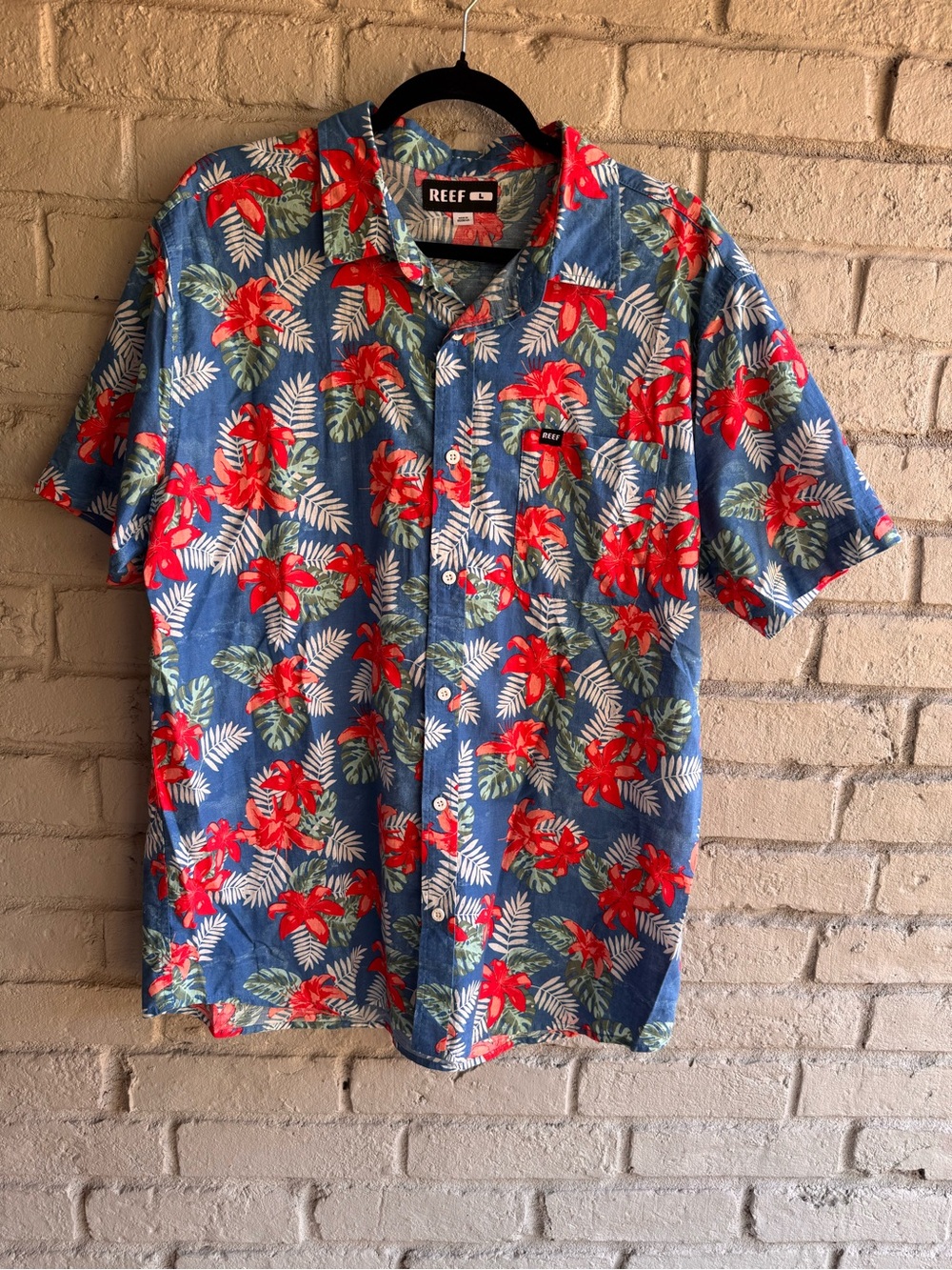 Reef Tropical Blue/Red Floral Short-Sleeve Button-Up Shirt Sz L 100% Cotton EUC